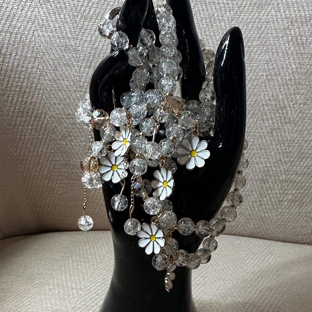 Bracelet Clear Beaded Bracelets with Daisy Charms.(6)